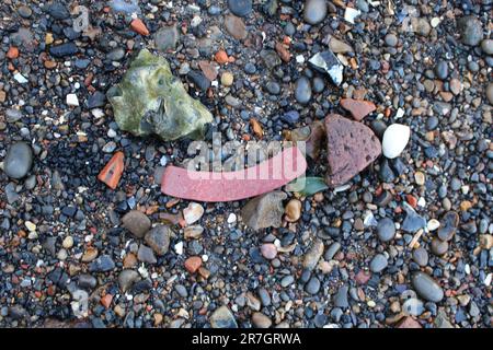 Verschmutzungen wurden am Strand in London entlang der Themse - Umweltschäden für die Tierwelt und ihr Ökosystem - gewaschen Stockfoto