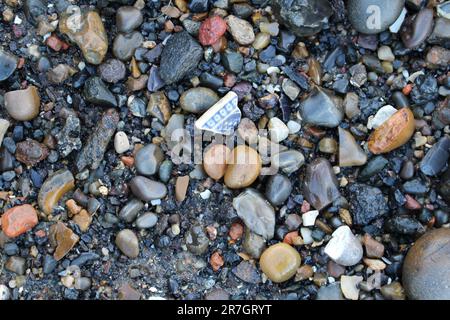 Verschmutzungen wurden am Strand in London entlang der Themse - Umweltschäden für die Tierwelt und ihr Ökosystem - gewaschen Stockfoto