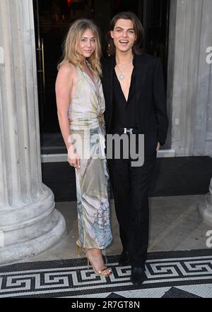 London, Großbritannien. 15. Juni 2023. London, Großbritannien. 15. Juni 2023. Georgia Lock und Damian Hurley kommen bei der National Gallery Summer Party in London an. Kredit: Doug Peters/Alamy Live News Stockfoto