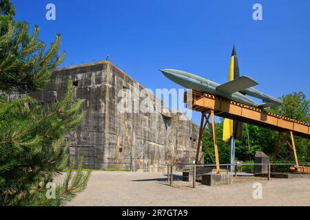 Eine 1-Flugbombe und eine 2-Langstreckenrakete im Bunker von Eperlecques (Pas-de-Calais), Frankreich Stockfoto