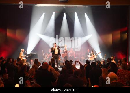München, Deutschland. 15. Juni 2023. Georg Dingler zeigt auf die Spider Murphy Gang im GOP Varieté Theater auf seiner Abschieds- und Geburtstagsparty Credit: Felix Hörhager/dpa/Alamy Live News Stockfoto