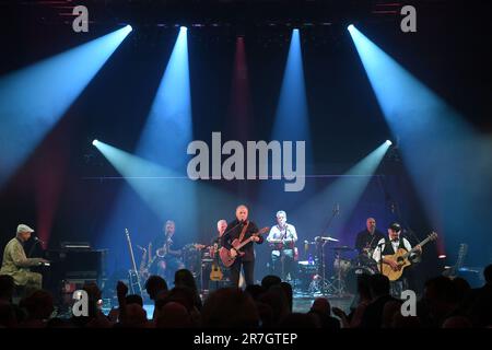 München, Deutschland. 15. Juni 2023. Spider Murphy Gang tritt im GOP Varieté Theater auf seiner Abschieds- und Geburtstagsparty auf. Credit: Felix Hörhager/dpa/Alamy Live News Stockfoto