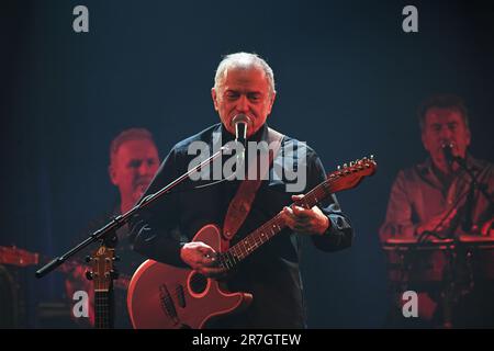München, Deutschland. 15. Juni 2023. Barney Murphy von der Spider Murphy Gang tritt im GOP Varieté Theater auf, auf der Abschieds- und Geburtstagsparty von Georg Dingler. Kredit: Felix Hörhager/dpa/Alamy Live News Stockfoto