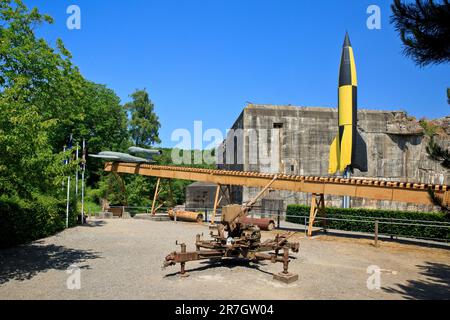 Eine 1-Flugbombe und eine 2-Langstreckenrakete im Bunker von Eperlecques (Pas-de-Calais), Frankreich Stockfoto