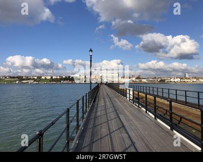 Spaziergang entlang des Southend-on-Sea Pier, Essex, Großbritannien - November 2019 Stockfoto