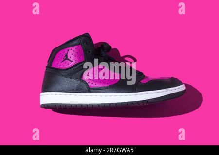 Nike Jordan Access Schuhe in Schwarz und Lila auf violettem Hintergrund. Konzept von Sneaker, Basketball, Retro, michael jordan, Mode, Kollektion, Freizeit, Stockfoto