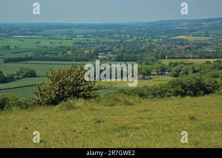 Wye Valley mit Blick auf das Dorf unten Stockfoto