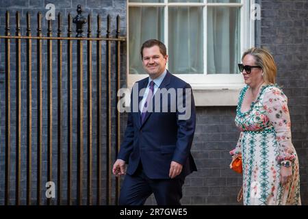 London, England, Großbritannien. 15. Juni 2023. Einwanderungsminister ROBERT JENRICK und Ehefrau MICHAL BERKNER werden gesehen, wie sie in der Downing Street 10 ankommen, vor dem Getränkegesuch von Rishi Sunak. (Kreditbild: © Tayfun Salci/ZUMA Press Wire) NUR REDAKTIONELLE VERWENDUNG! Nicht für den kommerziellen GEBRAUCH! Stockfoto