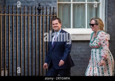 London, England, Großbritannien. 15. Juni 2023. Einwanderungsminister ROBERT JENRICK und Ehefrau MICHAL BERKNER werden gesehen, wie sie in der Downing Street 10 ankommen, vor dem Getränkegesuch von Rishi Sunak. (Kreditbild: © Tayfun Salci/ZUMA Press Wire) NUR REDAKTIONELLE VERWENDUNG! Nicht für den kommerziellen GEBRAUCH! Stockfoto