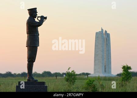 Das Bugler Memorial und das Canadian National Vimy Memorial an einem wunderschönen Frühlingsmorgen in Givenchy-en-Gohelle (Pas-de-Calais), Frankreich Stockfoto