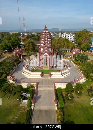 Prachuap Khiri Khan, Thailand - 6. Februar 2023: Außenansicht des Säulenschreins der Stadt in Prachuap Khiri Khan, Thailand. Im Lop Buri-Stil gebaut Stockfoto