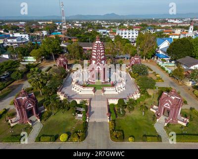 Prachuap Khiri Khan, Thailand - 6. Februar 2023: Außenansicht des Säulenschreins der Stadt in Prachuap Khiri Khan, Thailand. Im Lop Buri-Stil gebaut Stockfoto