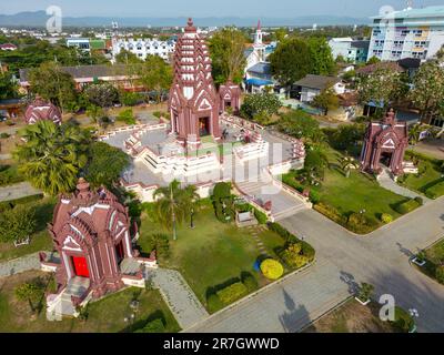 Prachuap Khiri Khan, Thailand - 6. Februar 2023: Außenansicht des Säulenschreins der Stadt in Prachuap Khiri Khan, Thailand. Im Lop Buri-Stil gebaut Stockfoto