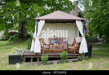 Eine Dame, die Zuflucht in der französischen Landschaft findet Stockfoto