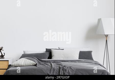 Ein gemütliches Schlafzimmer mit einem weichen Bett und einer Lampe. 3D-Rendering. Stockfoto