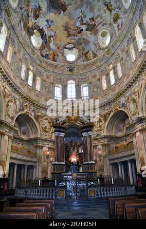 Vicoforte, Piemont, Italien - 06-10-2023- die Fresken auf der elliptischen Kuppel des Heiligtums von Vicoforte (auch bekannt als Santuario Regina Montis Regali Stockfoto