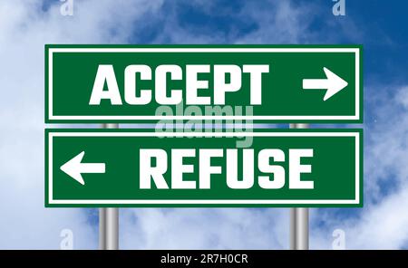 Verkehrszeichen auf blauem Himmelshintergrund akzeptieren oder ablehnen Stockfoto