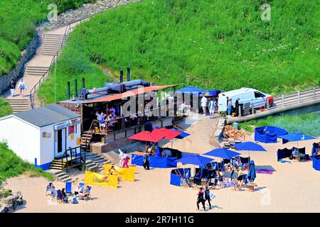 Rileys Fish Shack King Edwards Bay Tynemouth an einem sonnigen Tag mit vielen Kunden Stockfoto