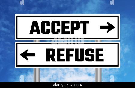 Verkehrszeichen auf blauem Himmelshintergrund akzeptieren oder ablehnen Stockfoto