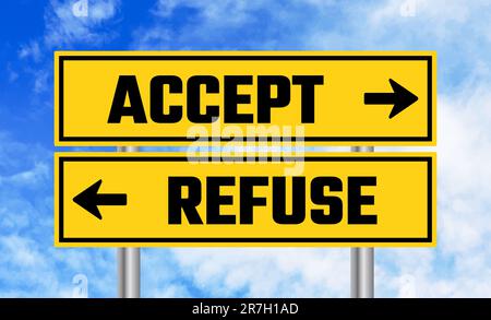 Verkehrszeichen auf blauem Himmelshintergrund akzeptieren oder ablehnen Stockfoto