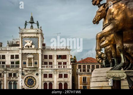 Bronzepferde an der Fassade des Markusdoms in Venedig Stockfoto