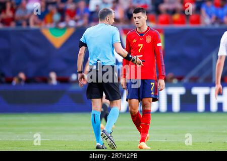 15-06-2023: Sport: Spanje gegen Italie ENSCHEDE, NIEDERLANDE - JUNI 15: Schiedsrichter Slavko Vincic und Alvaro Morata (Spanien) während des Spiels UEFA Nations Lea Stockfoto