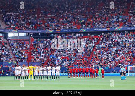 15-06-2023: Sport: Spanje gegen Italie ENSCHEDE, NIEDERLANDE - JUNI 15: Eine Schweigeminute für Silvio Berlusconi während des Spiels UEFA Nations League Stockfoto