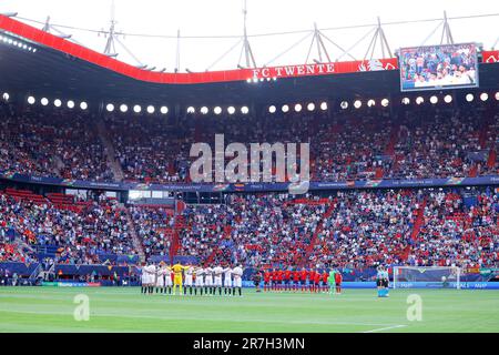 15-06-2023: Sport: Spanje gegen Italie ENSCHEDE, NIEDERLANDE - JUNI 15: Eine Schweigeminute für Silvio Berlusconi während des Spiels UEFA Nations League Stockfoto