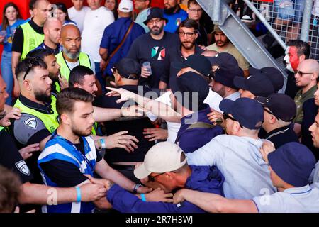 15-06-2023: Sport: Spanje gegen Italie ENSCHEDE, NIEDERLANDE - JUNI 15: Aufruhr unter den Fans und Stewards während des Spiels UEFA Nations League 202 Stockfoto