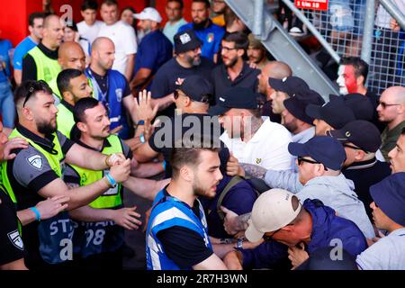 15-06-2023: Sport: Spanje gegen Italie ENSCHEDE, NIEDERLANDE - JUNI 15: Aufruhr unter den Fans und Stewards während des Spiels UEFA Nations League 202 Stockfoto