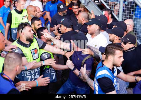 15-06-2023: Sport: Spanje gegen Italie ENSCHEDE, NIEDERLANDE - JUNI 15: Aufruhr unter den Fans und Stewards während des Spiels UEFA Nations League 202 Stockfoto