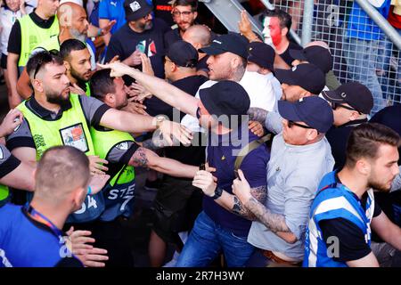 15-06-2023: Sport: Spanje gegen Italie ENSCHEDE, NIEDERLANDE - JUNI 15: Aufruhr unter den Fans und Stewards während des Spiels UEFA Nations League 202 Stockfoto