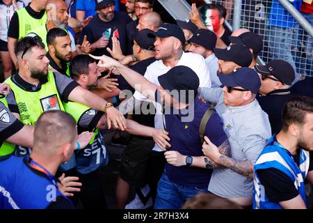 15-06-2023: Sport: Spanje gegen Italie ENSCHEDE, NIEDERLANDE - JUNI 15: Aufruhr unter den Fans und Stewards während des Spiels UEFA Nations League 202 Stockfoto