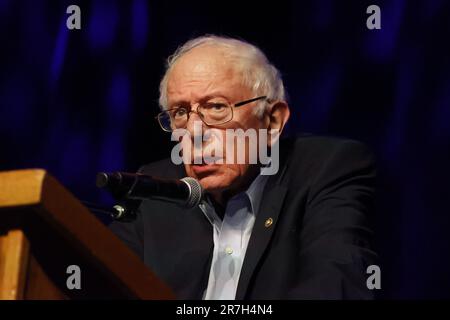 Senatorin Bernie Sanders sprach bei einer Wahlkampagne zur Wahl von Helen Gym zum Bürgermeister von Philadelphia in der Franklin Music Hall in Philadelphia, Pennsylvania, mit Senator Bernie Sanders, wo: Philadelphia, Pennsylvania, USA, 14. Mai 2023 Credit: W.Wade/WENN Stockfoto