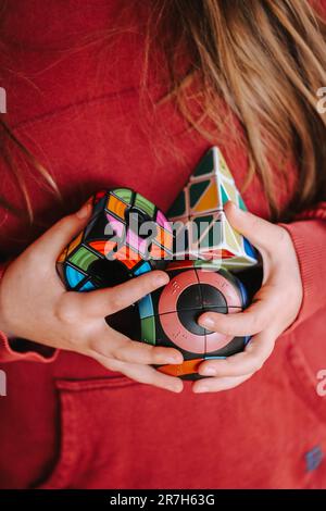 Puzzles verschiedener Formen in Kinderhänden Nahaufnahme Lernspielzeug. Puzzles und Konstruktoren Konzept.Spiel zur Problemlösung.Runde und Stockfoto