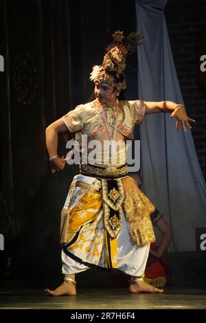 Das Theater von Kresnayana mit dem Titel "Suryaning Jagad". Diese Show erzählt die Geschichte von Sri Kresnas Kampf, den Zorn der Welt zu unterdrücken Stockfoto