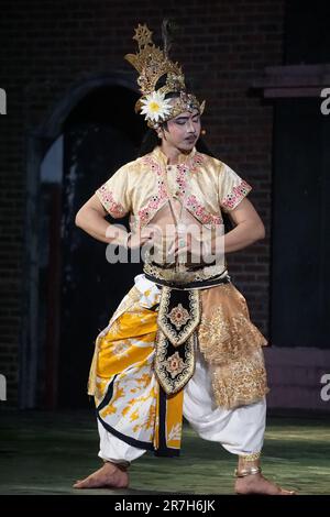 Das Theater von Kresnayana mit dem Titel "Suryaning Jagad". Diese Show erzählt die Geschichte von Sri Kresnas Kampf, den Zorn der Welt zu unterdrücken Stockfoto