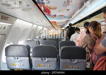 CHIANG MAI, THAILAND - CIRCA APRIL 2023: Passagiere stehen im Gang bei NOK Air Boeing 737-800 nach der Landung. Stockfoto