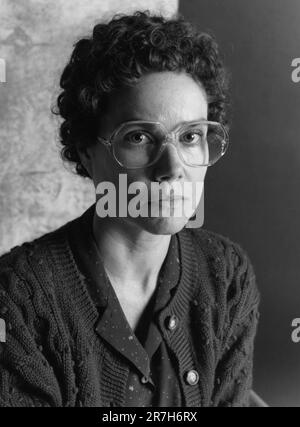 Barbara Hershey, Head and Shoulders Publicity Portrait für den Fernsehfilm, "A Killing in A Small Town", CBS-TV, 1990 Stockfoto