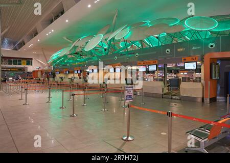 KUALA LUMPUR, MALAYSIA - CA. MÄRZ 2023: Check-in-Bereich am Kuala Lumpur International Airport, KLIA 2. Stockfoto