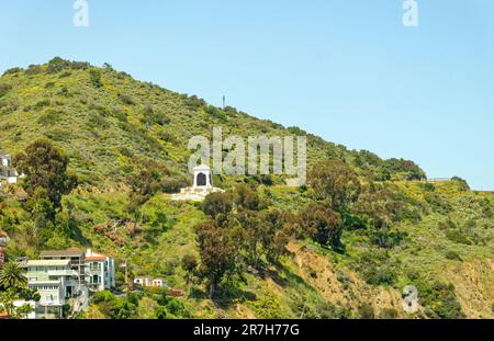 AVALON, KALIFORNIEN - 17. November 2019: Avalon ist eine Resort-Gemeinschaft mit der Uferpromenade dominiert von touristisch orientierten Unternehmen auf Santa Catalina ist Stockfoto