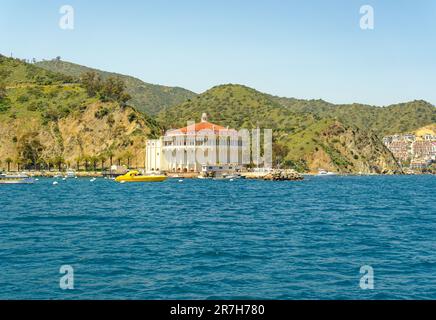 AVALON, KALIFORNIEN - 17. November 2019: Avalon ist eine Resort-Gemeinschaft mit der Uferpromenade dominiert von touristisch orientierten Unternehmen auf Santa Catalina ist Stockfoto