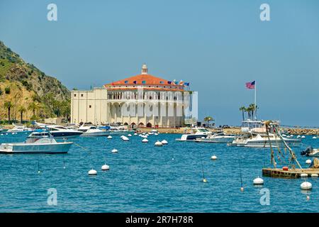 AVALON, KALIFORNIEN - 17. November 2019: Avalon ist eine Resort-Gemeinschaft mit der Uferpromenade dominiert von touristisch orientierten Unternehmen auf Santa Catalina ist Stockfoto