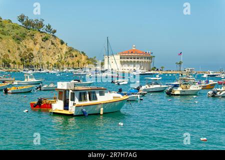 AVALON, KALIFORNIEN - 17. November 2019: Avalon ist eine Resort-Gemeinschaft mit der Uferpromenade dominiert von touristisch orientierten Unternehmen auf Santa Catalina ist Stockfoto