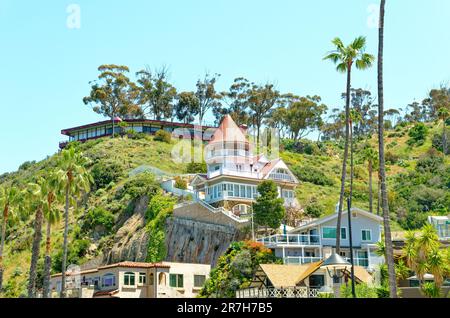 AVALON, KALIFORNIEN - 17. November 2019: Avalon ist eine Resort-Gemeinschaft mit der Uferpromenade dominiert von touristisch orientierten Unternehmen auf Santa Catalina ist Stockfoto