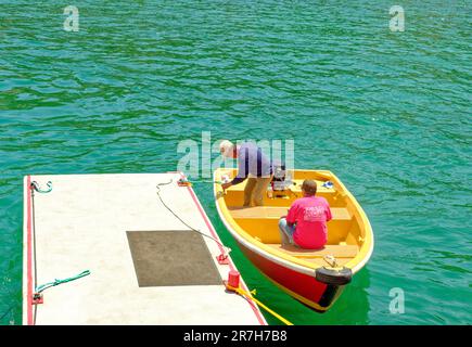 AVALON, KALIFORNIEN - 17. November 2019: Avalon ist eine Resort-Gemeinschaft mit der Uferpromenade dominiert von touristisch orientierten Unternehmen auf Santa Catalina ist Stockfoto