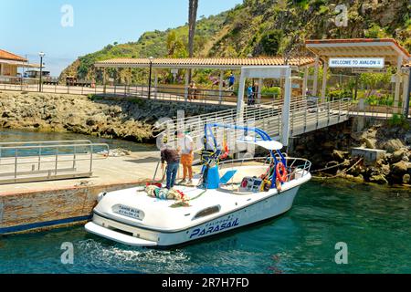 AVALON, KALIFORNIEN - 17. November 2019: Avalon ist eine Resort-Gemeinschaft mit der Uferpromenade dominiert von touristisch orientierten Unternehmen auf Santa Catalina ist Stockfoto