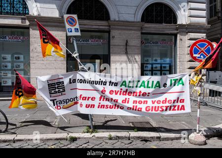 Rom, Italien, Italien. 15. Juni 2023. Die Arbeiter von Alitalia, ITA, Swissport und Atitech demonstrieren mit USB auf der Piazza Santi Apostoli, um die Regierung und die Politiker daran zu erinnern, dass Verpflichtungen eingehalten werden müssen und dass wir nicht so tun können, als ob vor den etwa 3500 außerhalb des ITA-Perimeters verbliebenen Arbeitern nichts passiert. (Kreditbild: © Andrea Ronchini/Pacific Press via ZUMA Press Wire) NUR REDAKTIONELLE VERWENDUNG! Nicht für den kommerziellen GEBRAUCH! Stockfoto