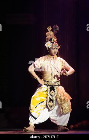 Das Theater von Kresnayana mit dem Titel "Suryaning Jagad". Diese Show erzählt die Geschichte von Sri Kresnas Kampf, den Zorn der Welt zu unterdrücken Stockfoto