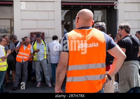 Rom, Italien, Italien. 15. Juni 2023. Die Arbeiter von Alitalia, ITA, Swissport und Atitech demonstrieren mit USB auf der Piazza Santi Apostoli, um die Regierung und die Politiker daran zu erinnern, dass Verpflichtungen eingehalten werden müssen und dass wir nicht so tun können, als ob vor den etwa 3500 außerhalb des ITA-Perimeters verbliebenen Arbeitern nichts passiert. (Kreditbild: © Andrea Ronchini/Pacific Press via ZUMA Press Wire) NUR REDAKTIONELLE VERWENDUNG! Nicht für den kommerziellen GEBRAUCH! Stockfoto